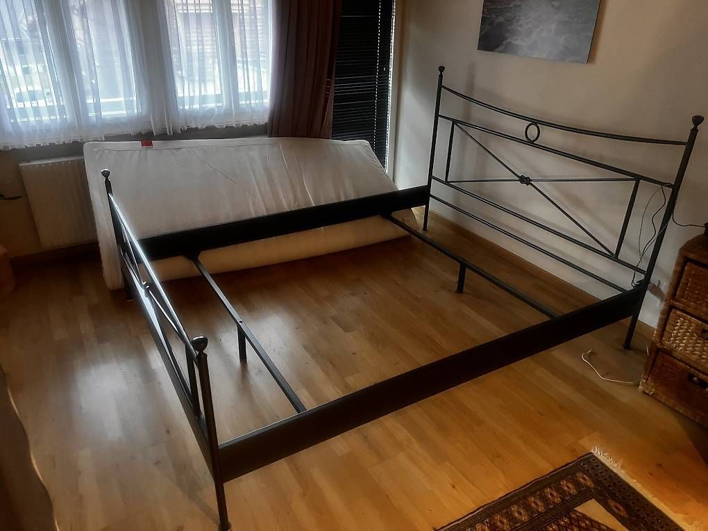 Betten: Bett Massiv  – Gebraucht aus Frutigen von AlfettaBerlina1991