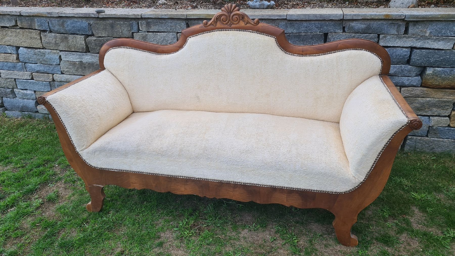 Divani: Antikes Sofa Holz mit hellbeigem Bezug – Usato da Wald ZH venduto da Imlac 5