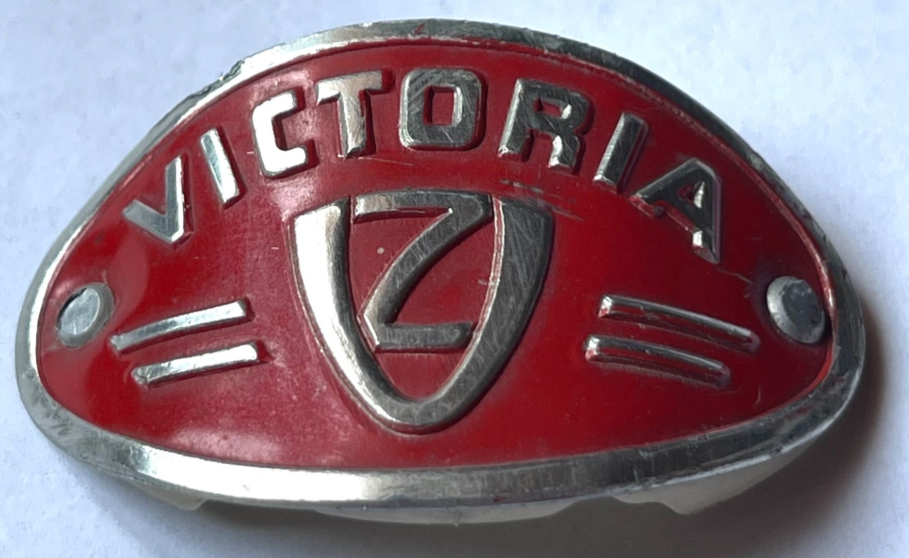Insegne: Victoria Zündapp Emblem / Logo Oldtimer Moped Rot Silber – Usato da Basel venduto da TOMFAN 1