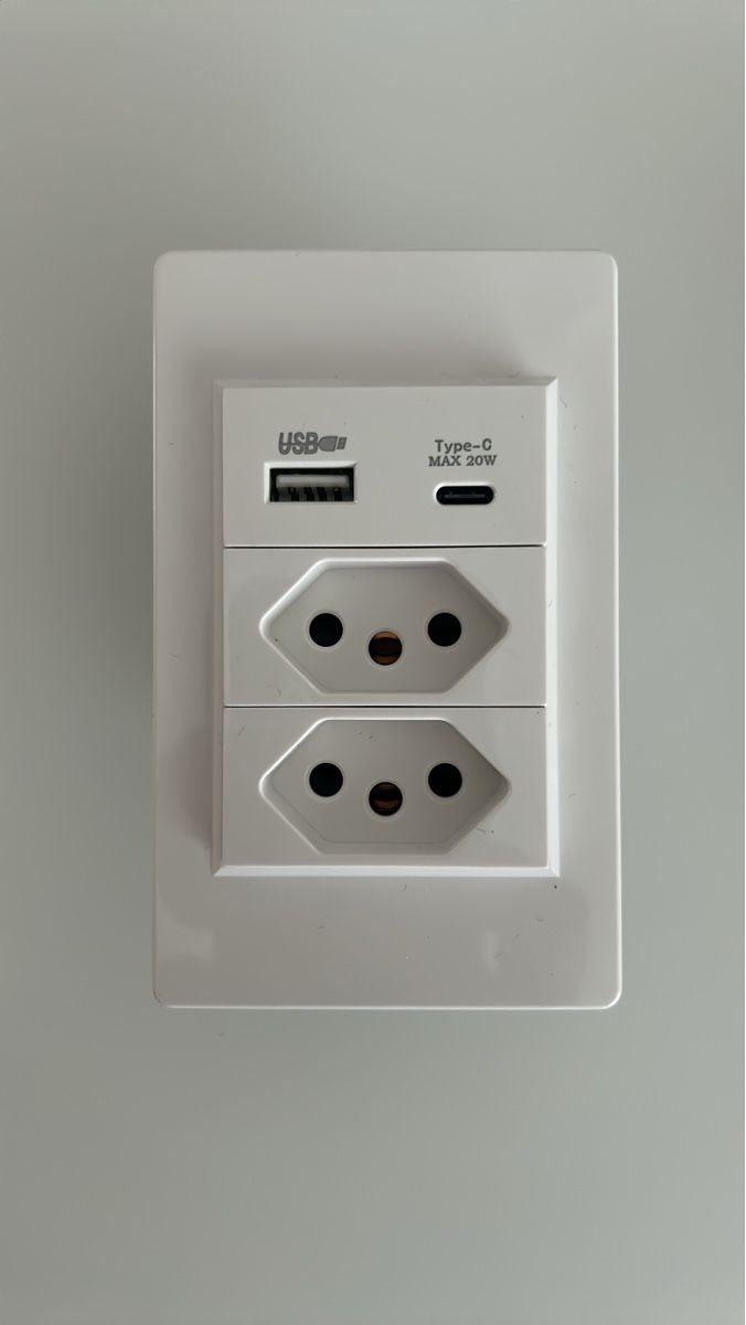 Spine: Steckdose mit USB und Typ-C neu – Usato da Opfikon venduto da osm_bns2