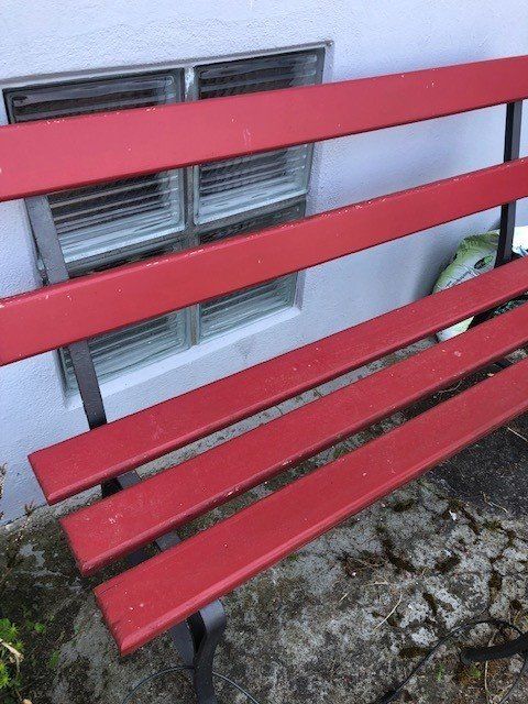 Set di tavolo e panche: Gartentisch mit Holzbank rot – Usato da Algetshausen venduto da Green.61 2