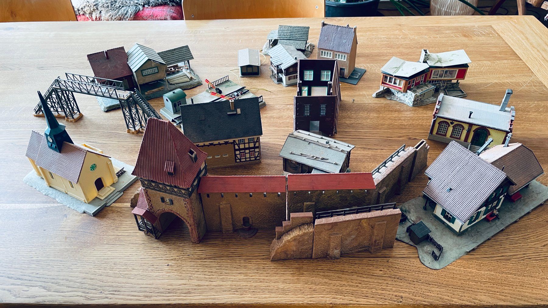 Modellini di ferrovie: Modellbahn Häuser Sammlung, Spur H0, Märklin – Usato da Basel venduto da Markolff 3