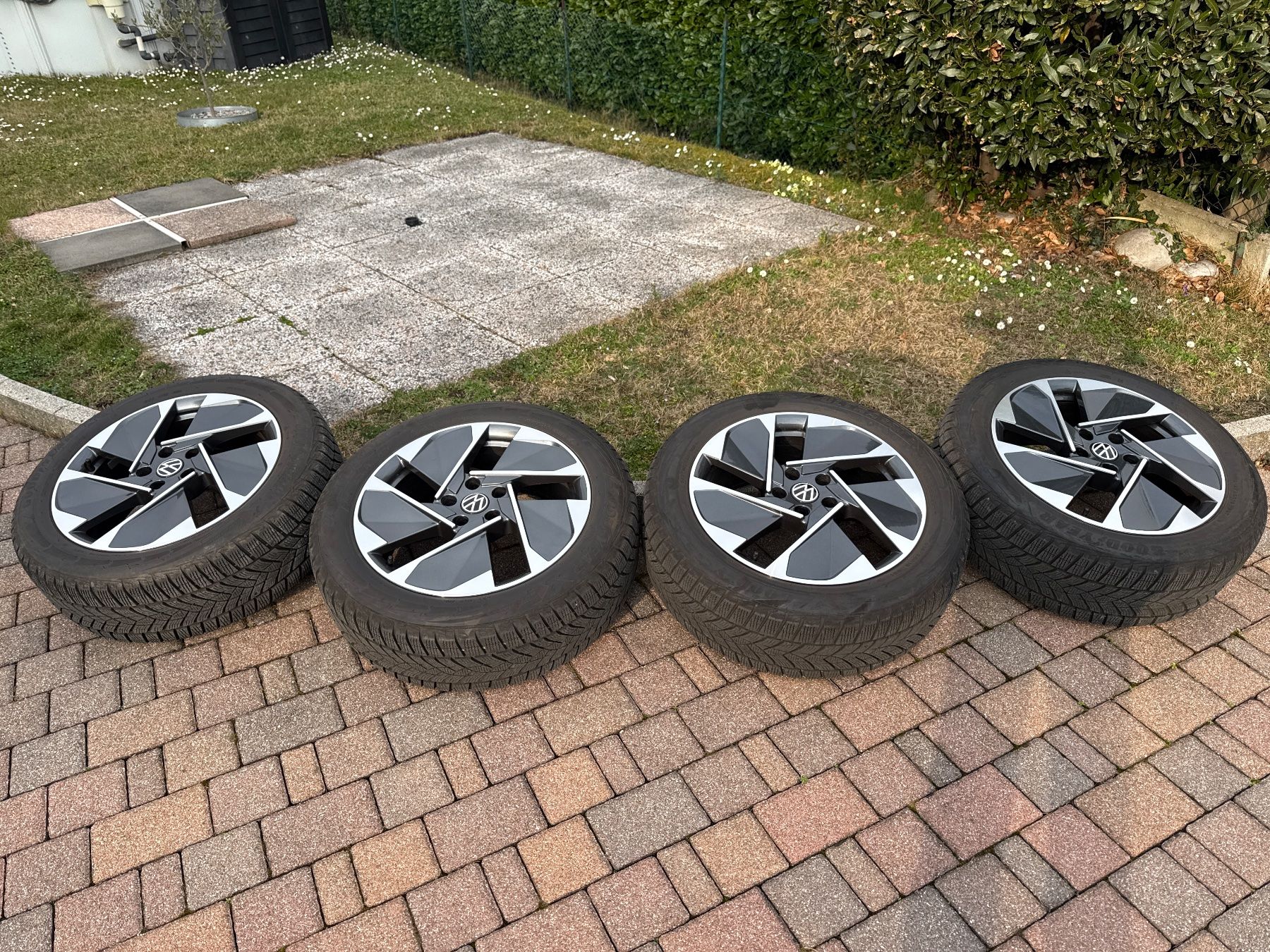 Volkswagen Pneumatici & Ruote complete: VW ID3 Winterräder original – Usato da Rancate venduto da Cavallo68
