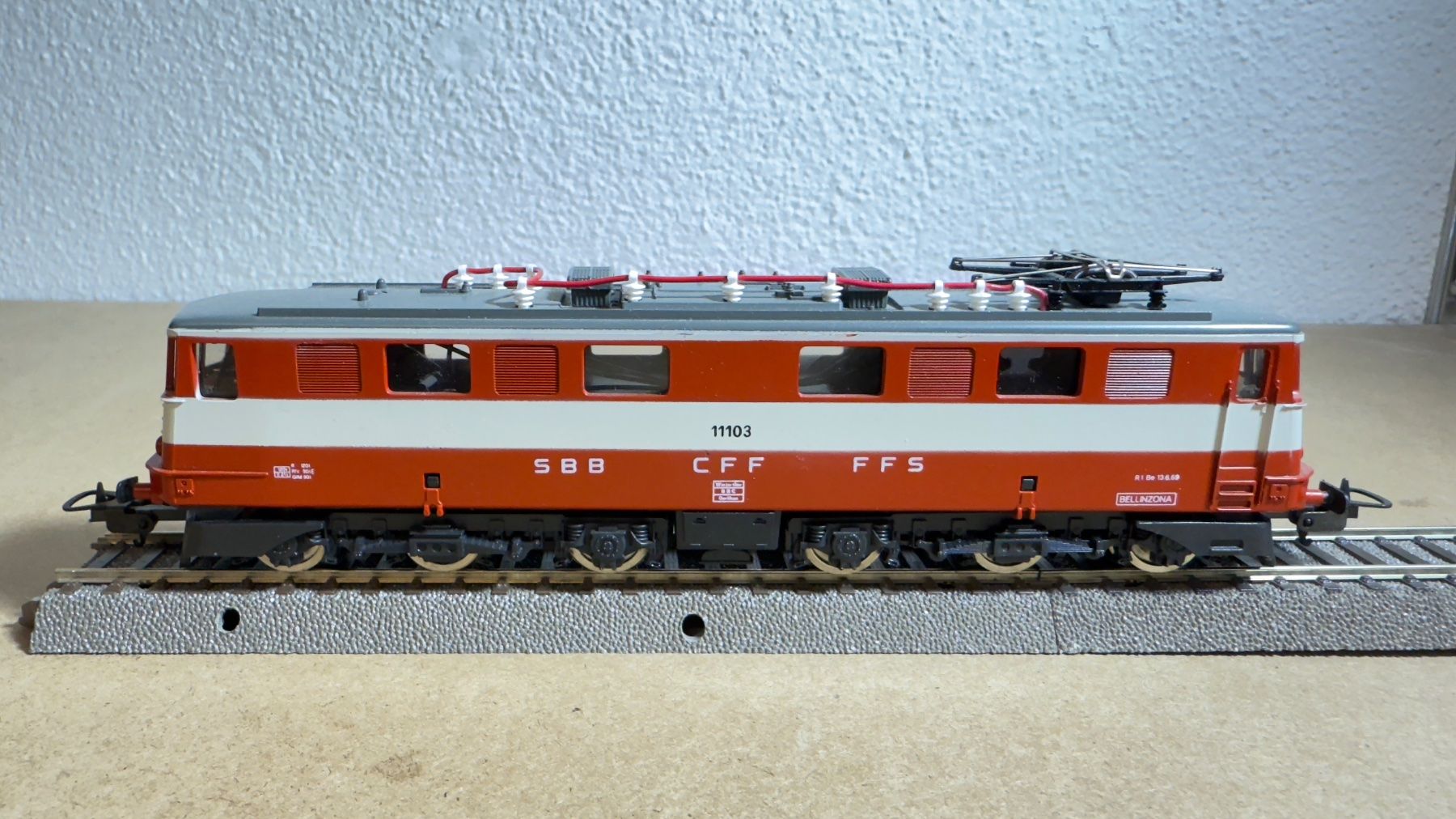 Lima Modelleisenbahnen: Lima Ae 6/6 Swiss Express H0 / DC – Gebraucht aus Windlach von Kelebra 4