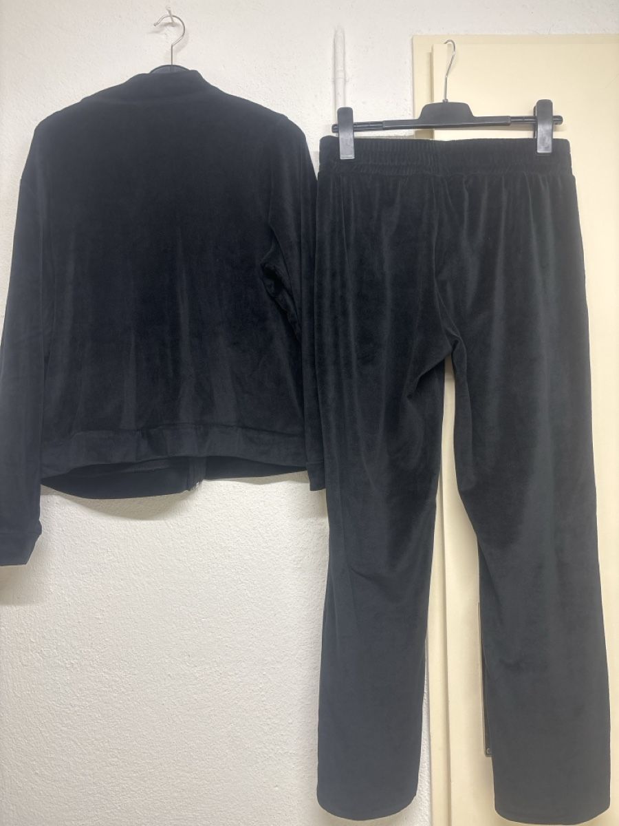 Anzüge & Kostüme: Chicoree Jogging Anzug Schwarz Samt Grösse M/L Damen(No) – Gebraucht aus Wallisellen von ASZT 2