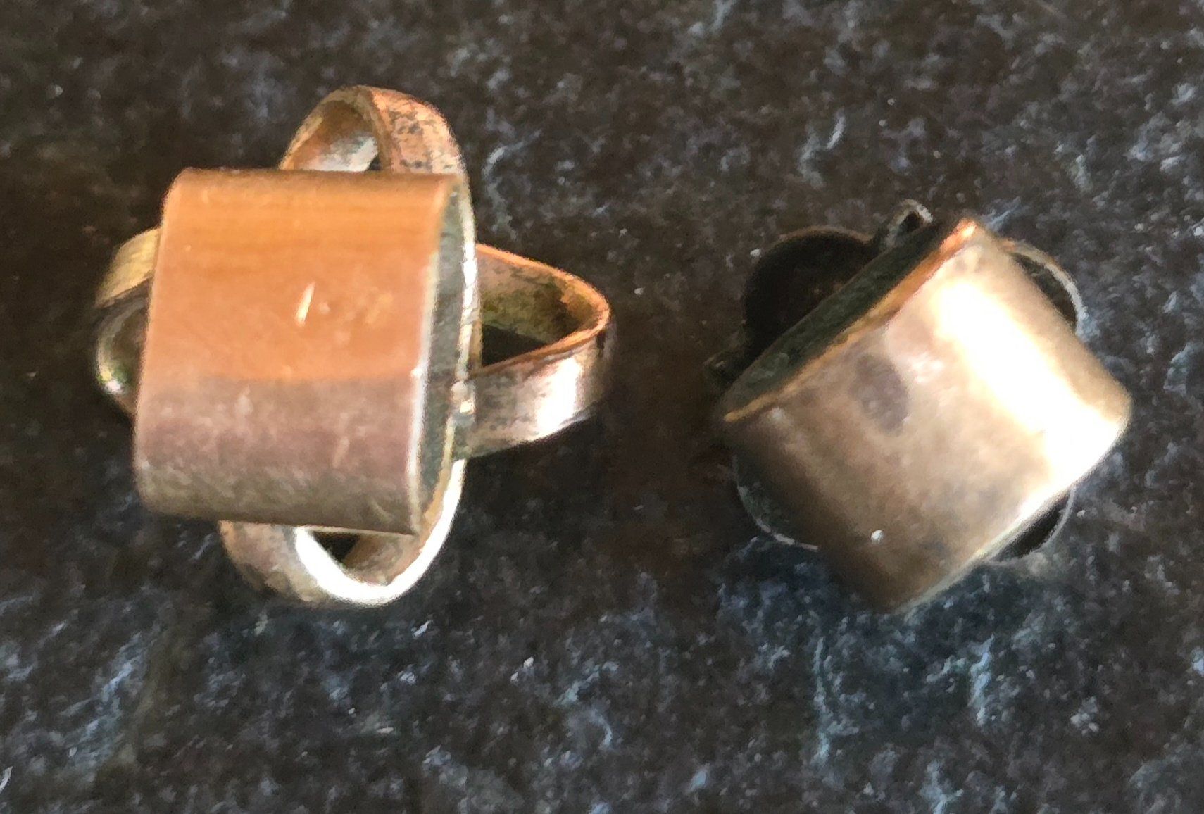 Pendentifs: Zwei Schmuckknöpfe mit Stein, Metall, gebraucht – D'occasion à Duebendorf par Dguguseli 2