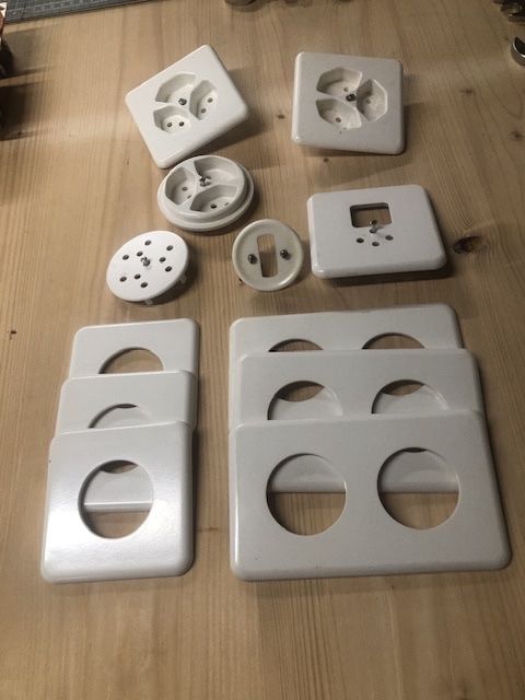 Spine: Elektro-Abdeckplatten, Rahmen, Steckdosen und Schalter – Usato da Röschenz venduto da Prydwynn