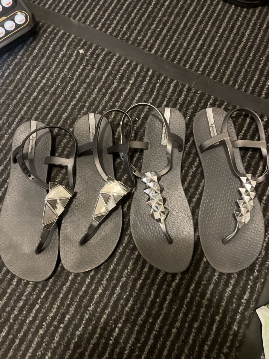 Damenschuhe: 2paar Zehensandalen schwarz gr 38 – Gebraucht aus Bad Zurzach von Cuore34