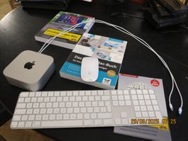 MacMini mit Maus, Tastatur und 3 Büchern, neuwertig
