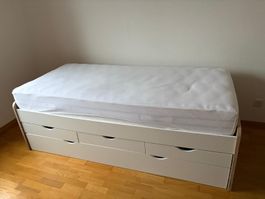 Bett mit viel Stauraum