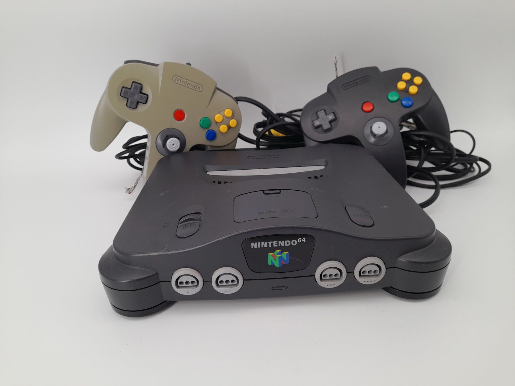 Nintendo Console: Console Nintendo 64 avec deux manettes – Usato da Delémont venduto da Loccaze2015 1