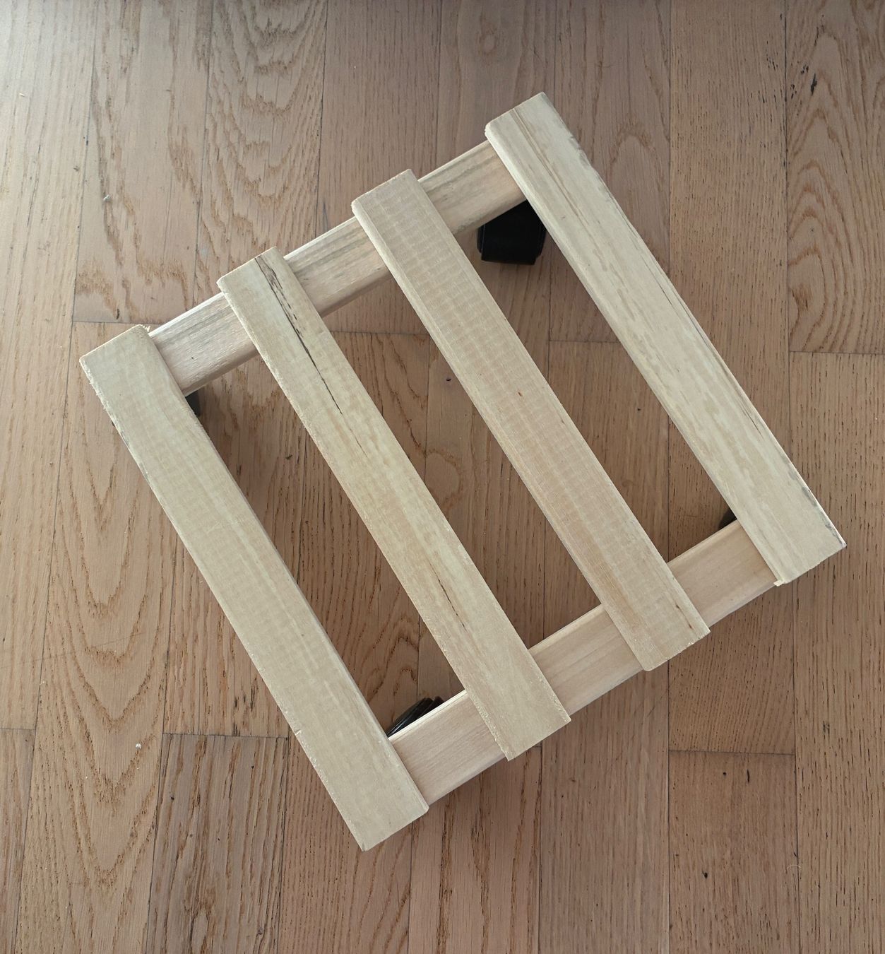 Altro: Pflanzenroller Holz mit Rollen neu 28x28cm – Nuovo (secondo la descrizione) da Zürich venduto da tersus1981 1
