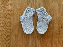 Handgestrickte Babysocken grau  Gr.16/17 Fusslänge 11 cm