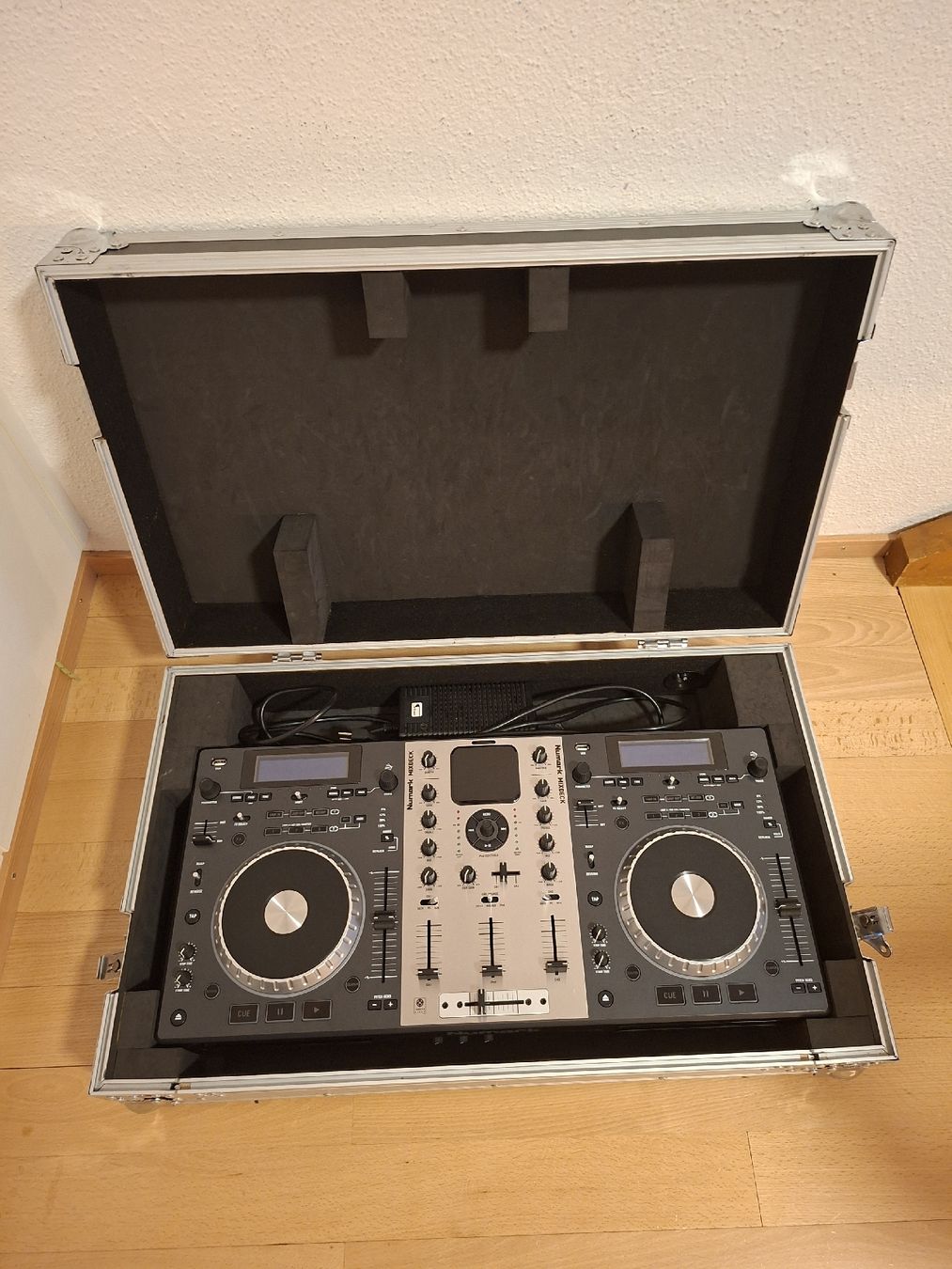Numark Console di mixaggio: Numark Mixdeck DJ Controller mit Flightcase (Top Zustand) – Usato da Stans venduto da Zibi81 4