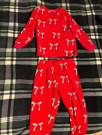 roter Fleece-Pyjama, Größe 104, kaum getragen