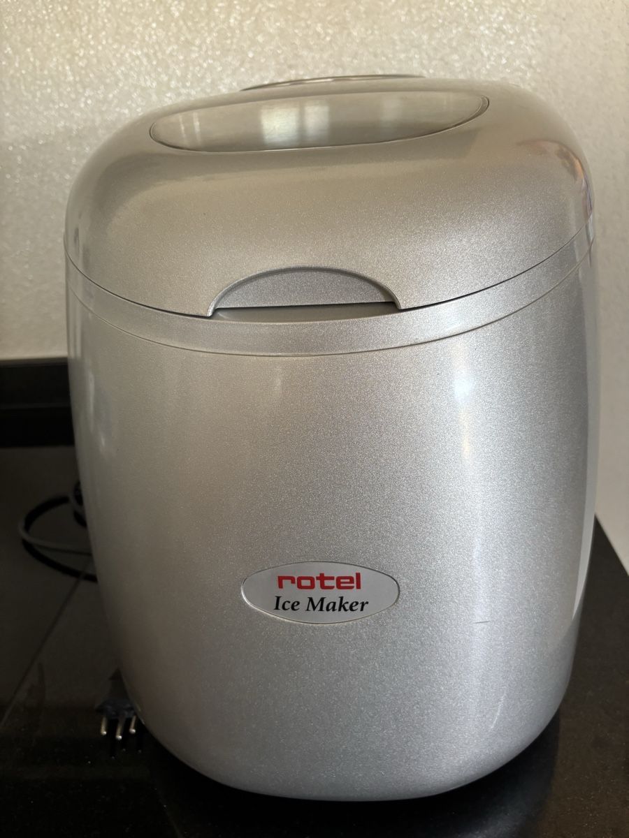Rotel Küchengeräte: Rotel Ice Maker Silber  – Gebraucht aus Oberbuchsiten von alpenruh