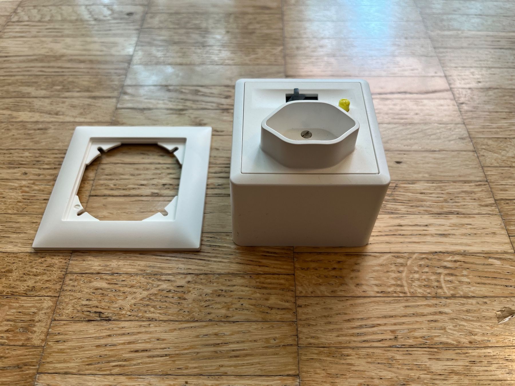 ABB Stecker: Sidos Steckdose T23 AP oder UP – Gebraucht aus bern von sanducci 4