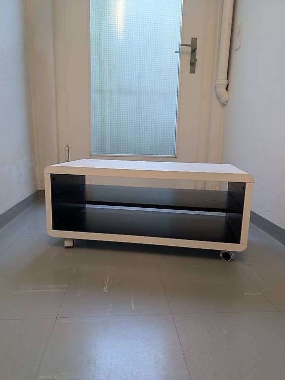 Mobili TV: Couch / TV-Tisch mit Rollen – Usato da Zollikerberg venduto da JoelGe1 1