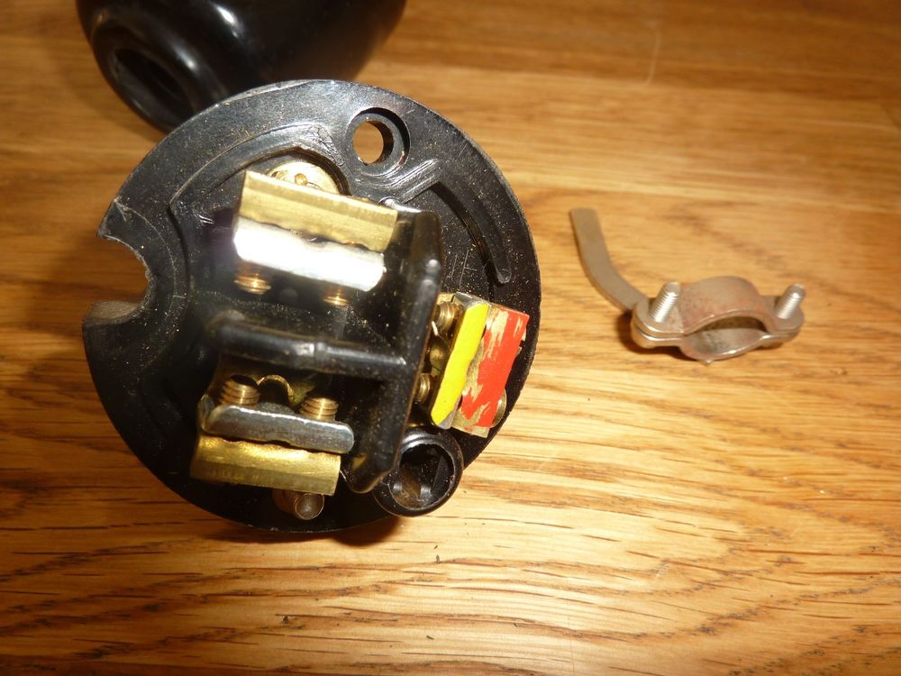 Stecker: Stecker 500 Volt 15 Ampere Bakelit 3pol – Gebraucht aus Hochfelden von swissice 2