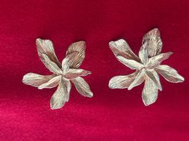 Ohrstecker Blume goldfarben strukturiert Modeschmuck