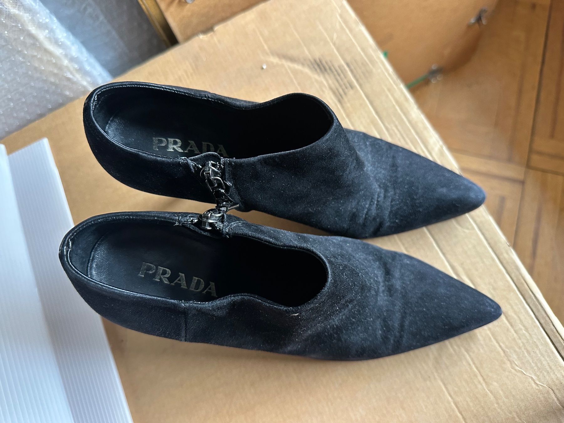 Prada Scarpe da donna: PRADA booties black suede leather size 36,5 – Usato da Lausanne venduto da kuroneko86