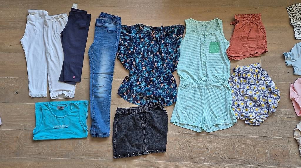 Lotti & Set di vestiti: Diverse Kleider Gr. 146/152 – Usato da Hagneck venduto da Excite3
