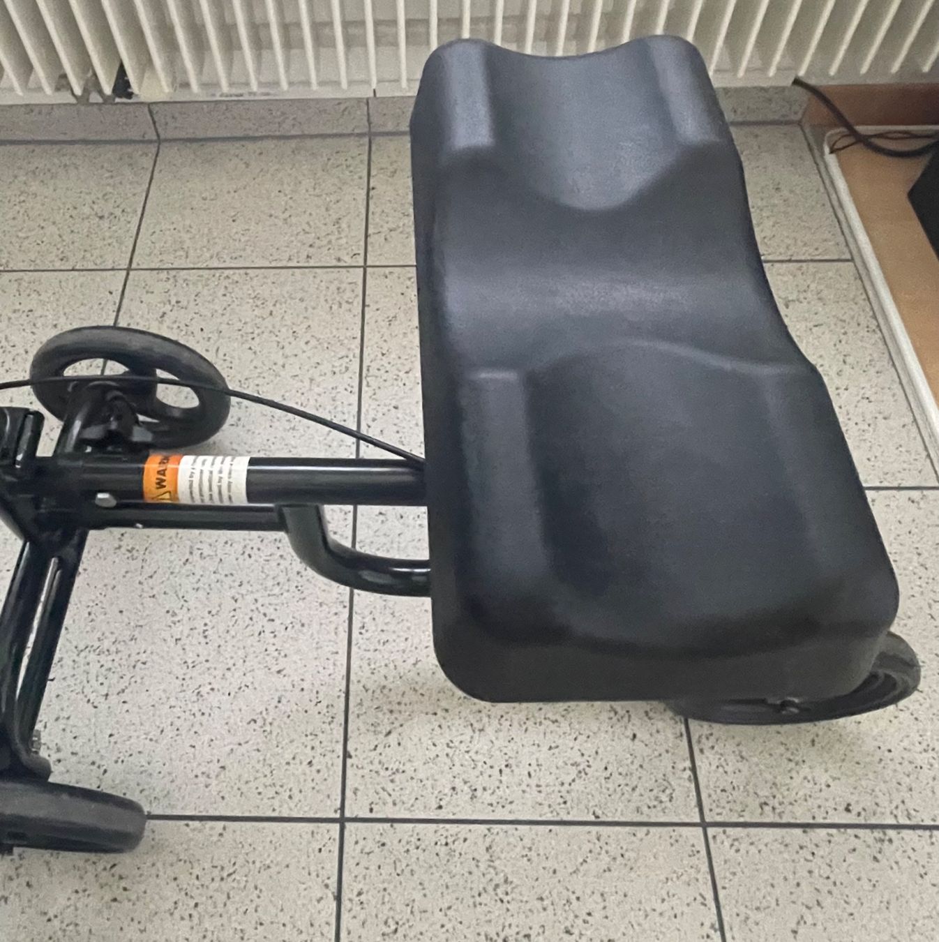 Ausili per la deambulazione: Knie Roller / Walker – Usato da Wila venduto da Lokelo 4