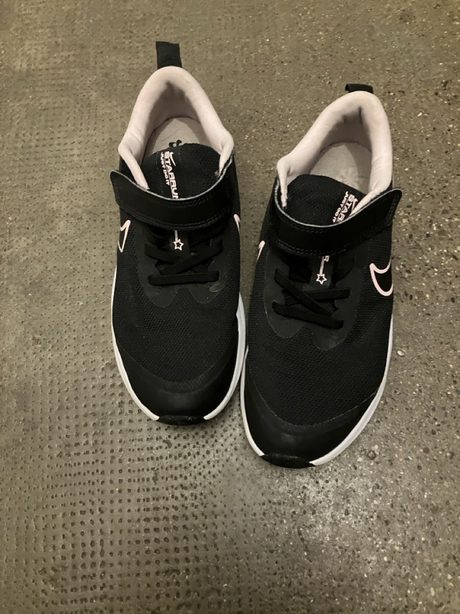 Nike Schuhe für Jungen: Hallenturnschuhe Nike – Gebraucht aus Solothurn von PaulHase
