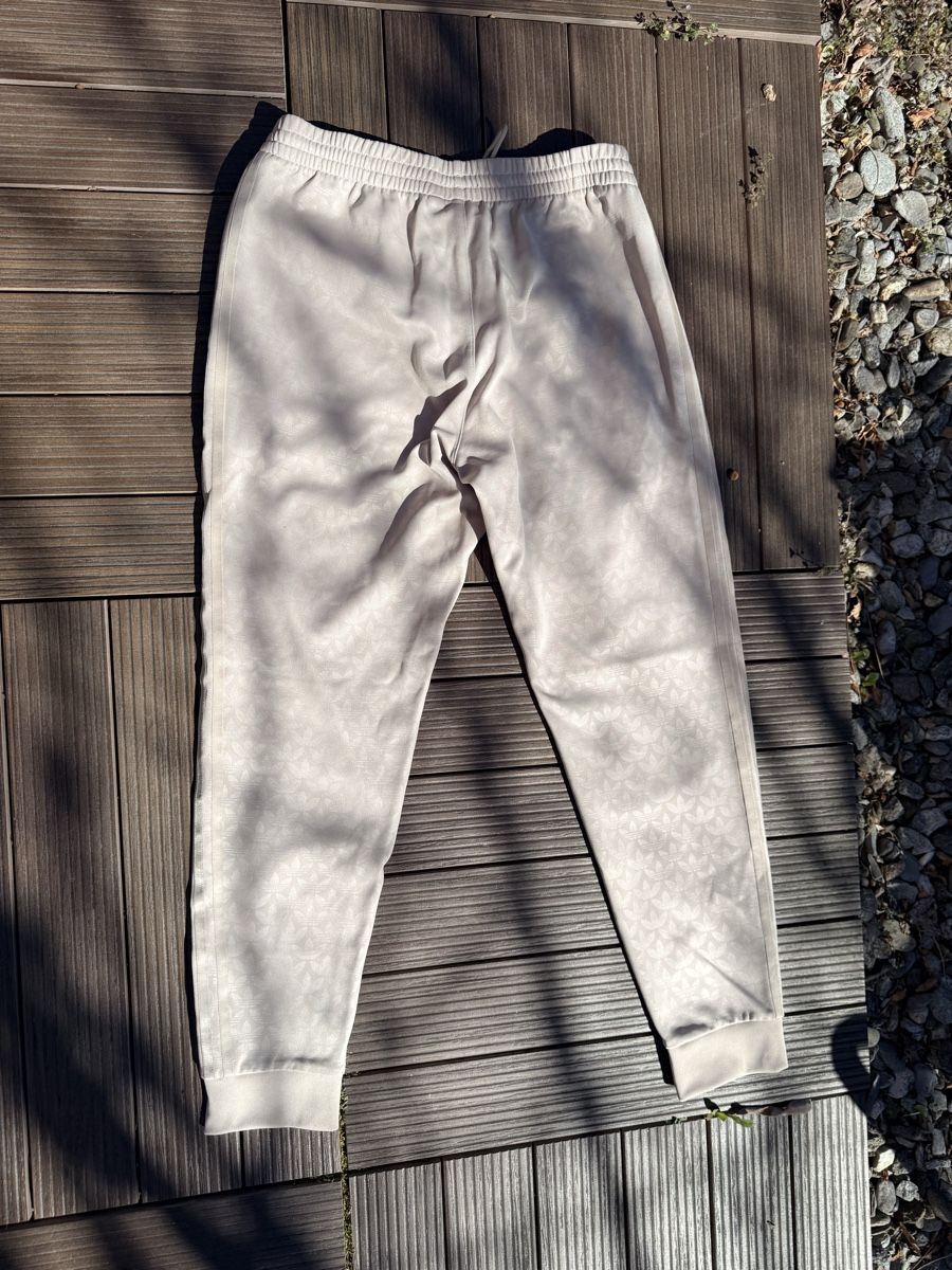 Adidas Pantaloni: Pantalon de training adidas – Usato da Vétroz venduto da est_xyr5 1