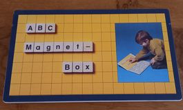 *A B C  MAGNET - SPIEL*BLECHDOSE/18 X 32X 1/VOLLST./ANL.