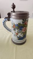Fayence-Walzenkrug mit Zinndeckel & handgemalter Florale