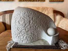 Abstrakte Steinskulptur mit Kugel nicht signiert