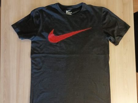 Nike T-Shirt, Grösse L, Schwarz mit rotem Logo, Sommer