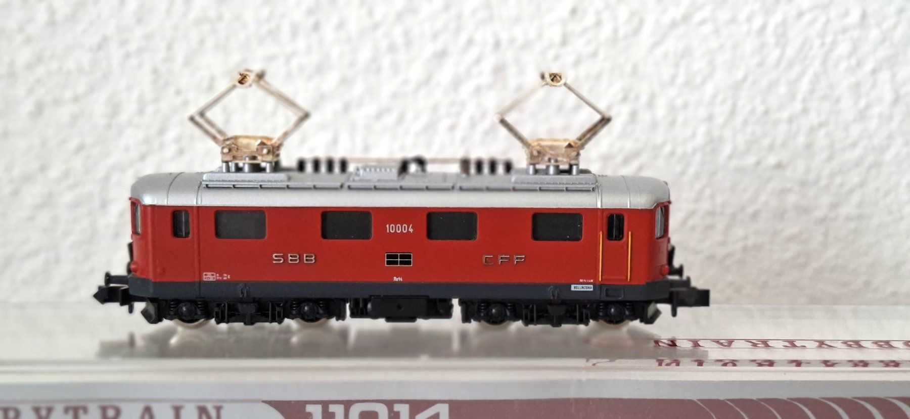 Hobbytrain Modellini di ferrovie: Hobbytrain Re 4/4 I SBB Lok 10004 – Nuovo (secondo la descrizione) da Biberist venduto da Ntrains 2