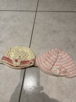 2 süsse gehäkelte Baby Mützen