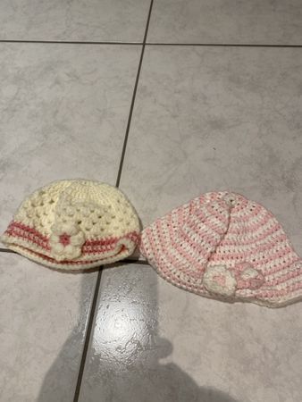 2 süsse gehäkelte Baby Mützen