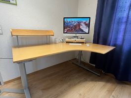 Zwei gut erhaltene Schreibtische