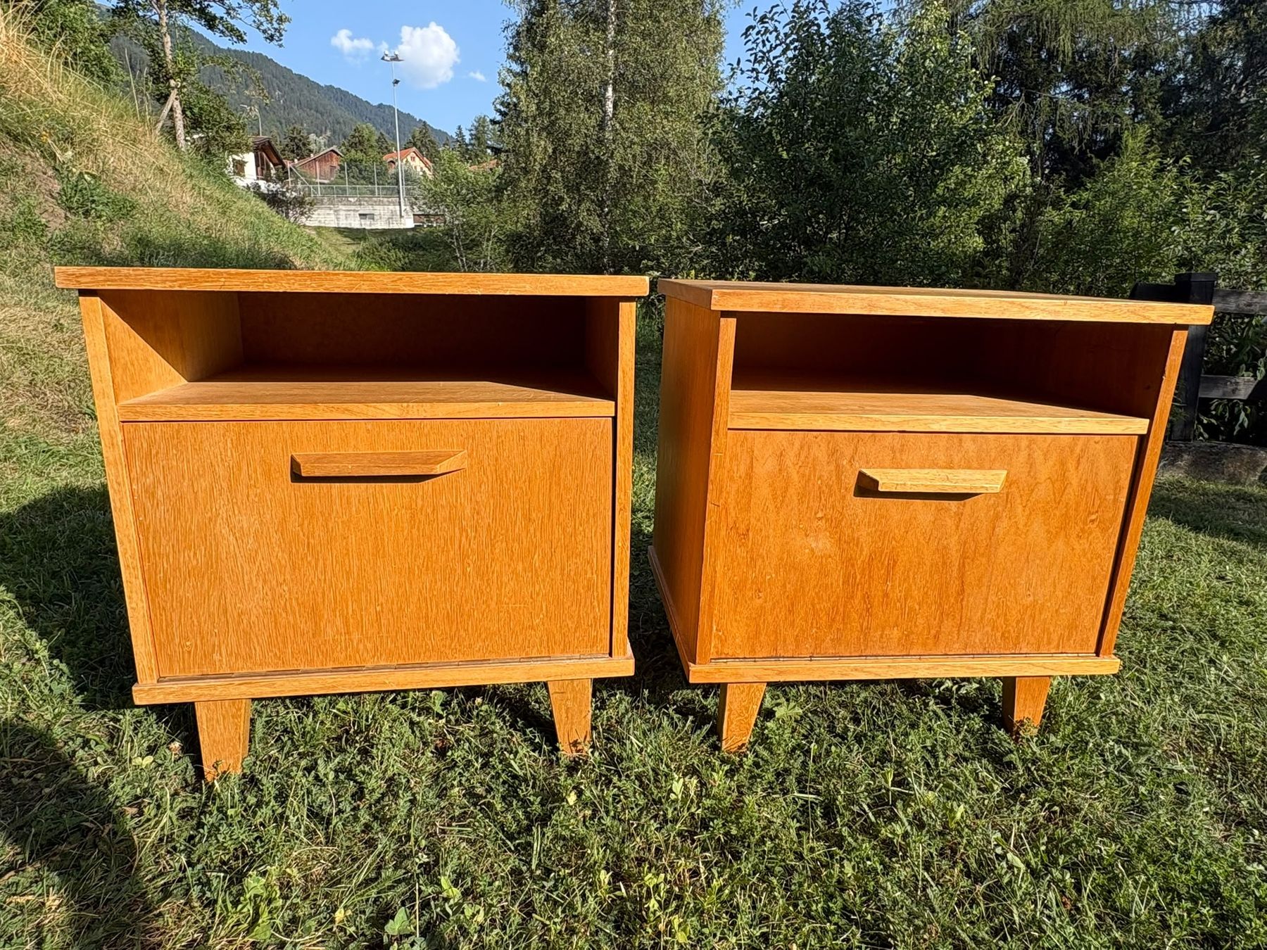 Tables de nuit: Nachttische aus Holz, 2 Stk, – D'occasion à Embrach par nkar