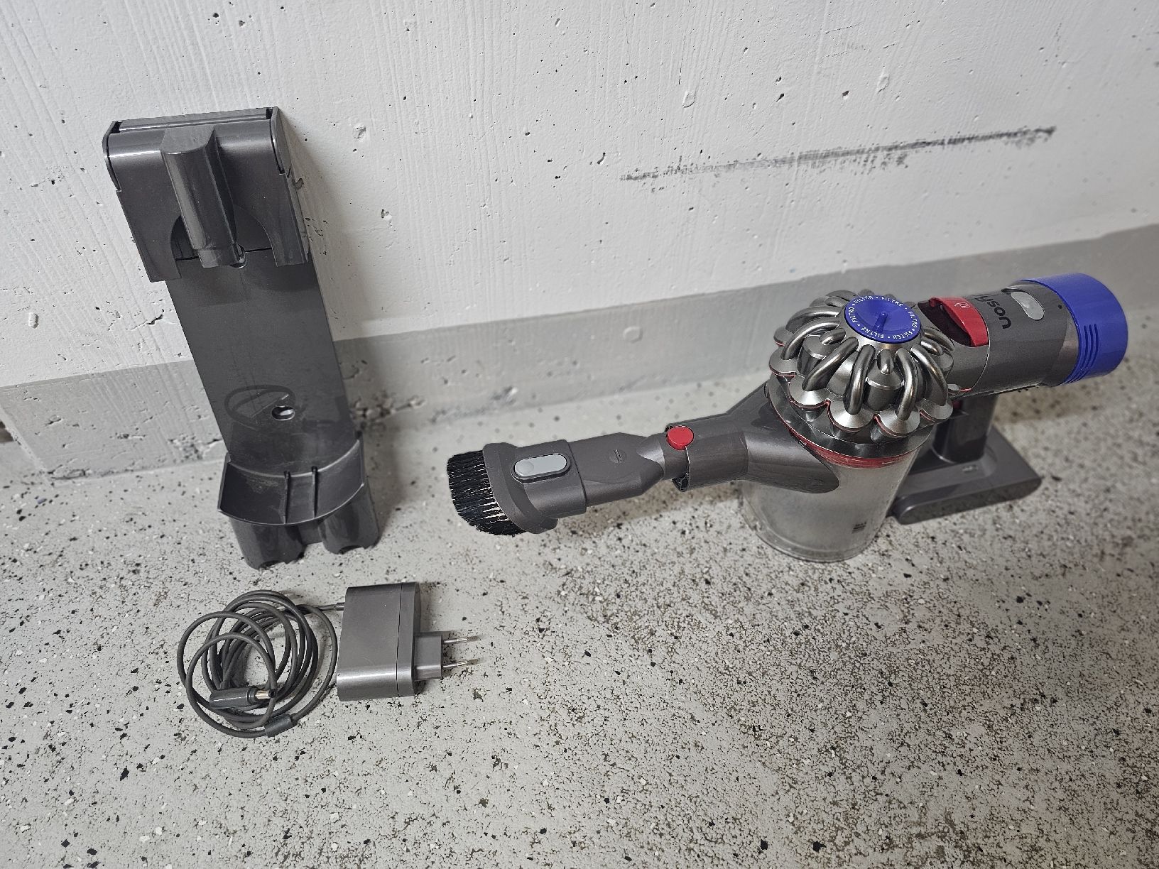 Dyson Aspirapolveri & Accessori: Dyson V8 Handstaubsauger mit Zubehör – Usato da Fahrwangen venduto da LukNB 1