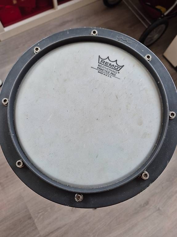 Strumenti musicali: Remo Practice Pad mit Ständer – Usato da Altdorf UR venduto da Thike669 1