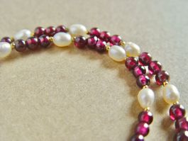 Kette aus Granat und Perlen