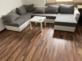 Gemütliches Ecksofa mit Tisch