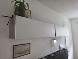 Meuble TV suspendu blanc et gris, design moderne | 2024