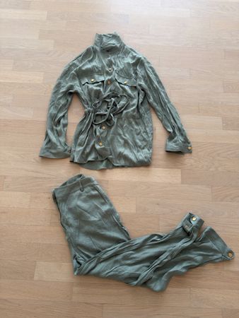 Elegantes 2-teiliges Set Khaki/Grün – Bluse & Hose mit Goldk