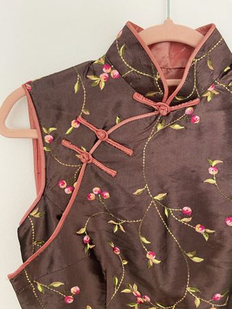 Qipao Kleid braun mit Blumenmuster ärmellos