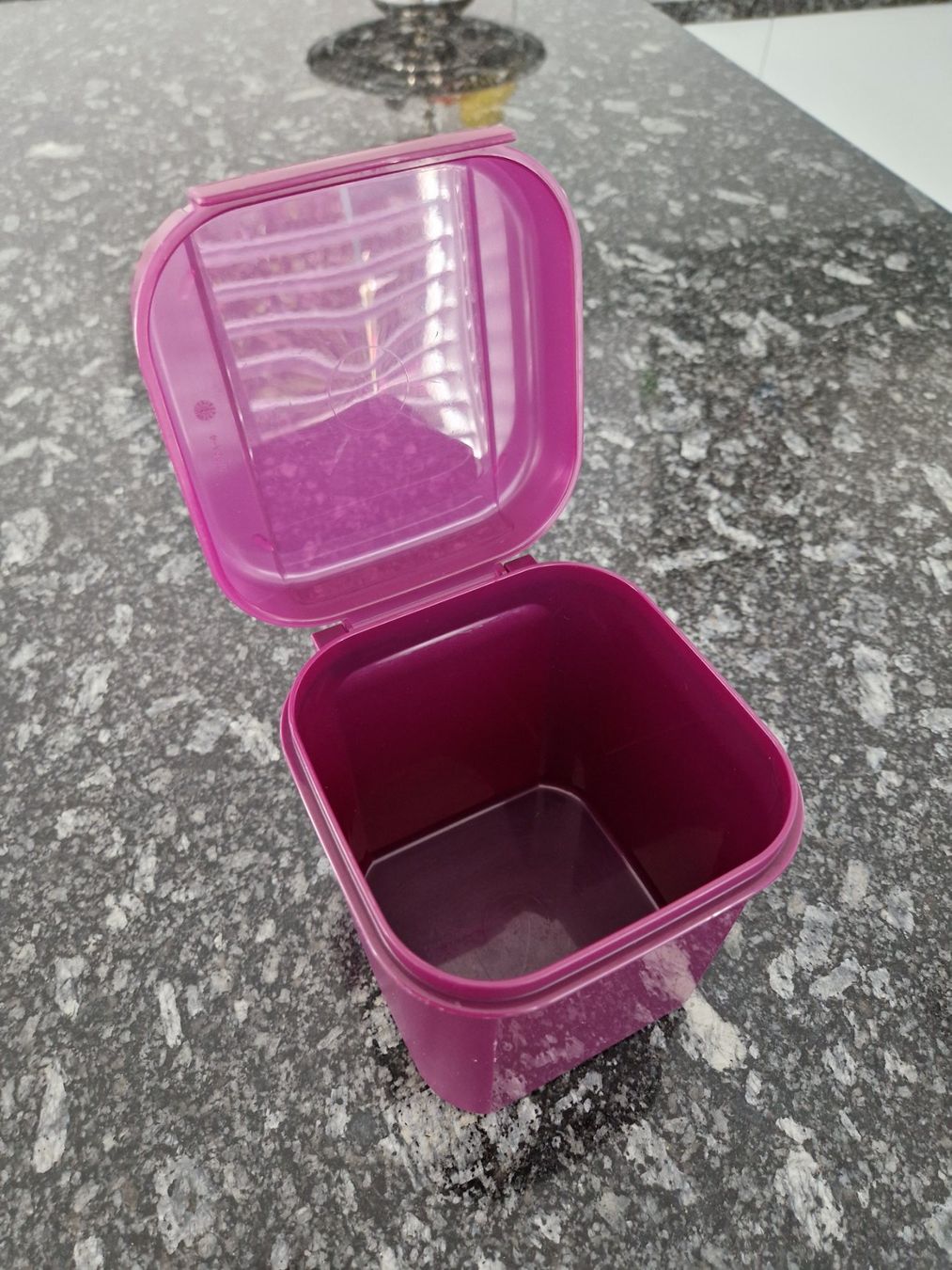 Tupperware Behälter & Ähnliches: TUPPERWARE Aufbewahrung 1,2 L Farbe Viola – Gebraucht aus Mezzovico von maemy 1