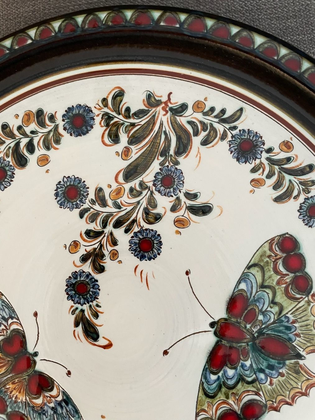 Teller: Wunderschöner handbemalter Teller (Schmetterlinge) – Gebraucht aus Brütten von Zelgli1 2