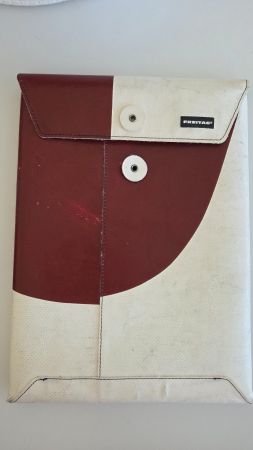 Freitag F402 Sleeve Laptop Hülle 12/13" – Weinrot & Weiss