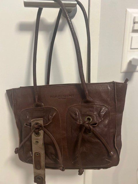 Taschen für Damen: Tasche Nannini, neu – Gebraucht aus Küssnacht am Rigi von Uvaan