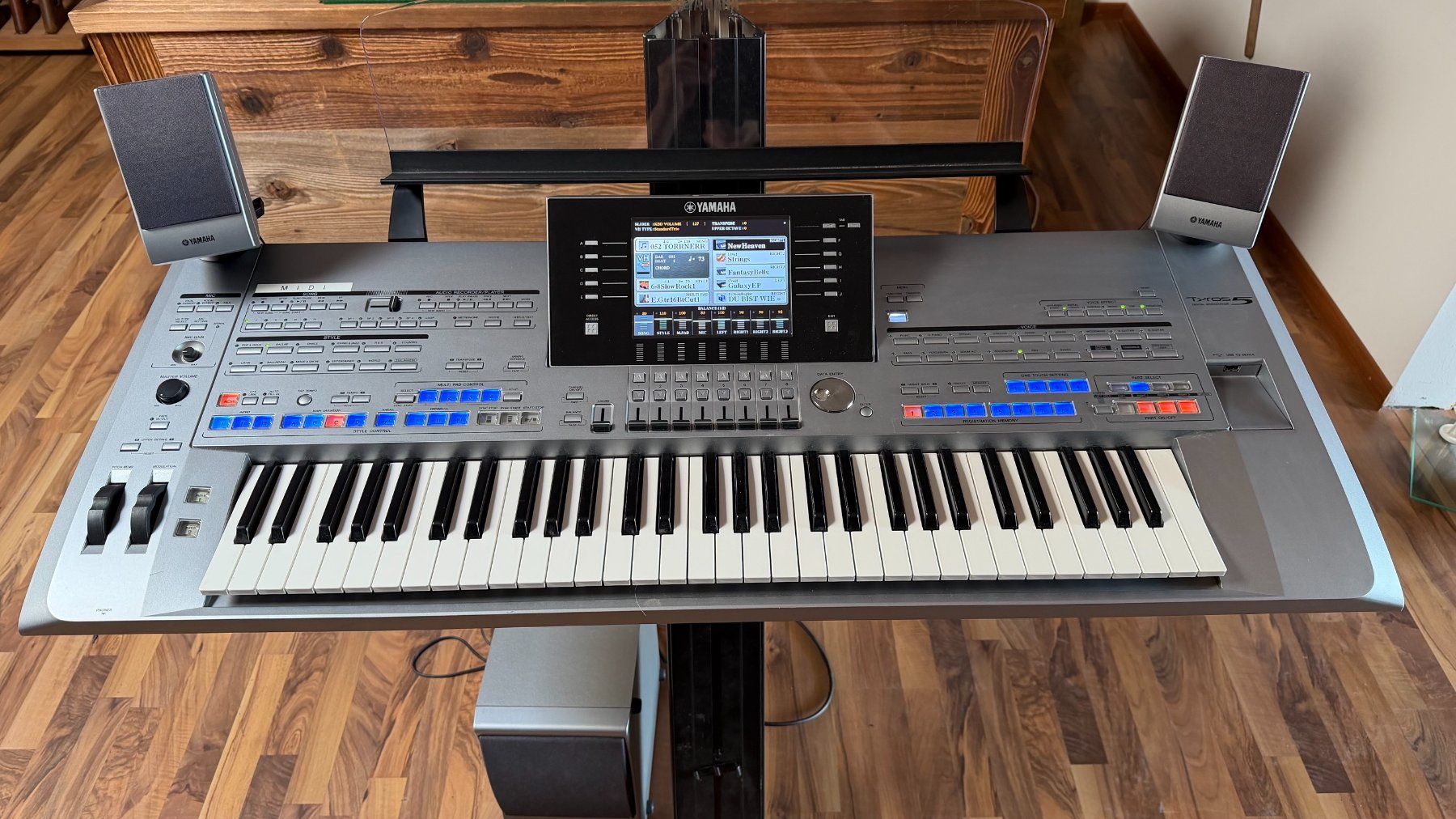 Yamaha Strumenti musicali: Yamaha Tyros 5 inklusive Boxen und Ständer – Usato da Baar venduto da GerdW